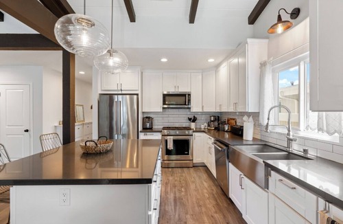 Van Nuys House | Bright Spacious Home With Office, BBQ & Backyard