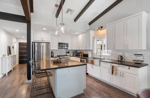 Van Nuys House | Bright Spacious Home With Office, BBQ & Backyard