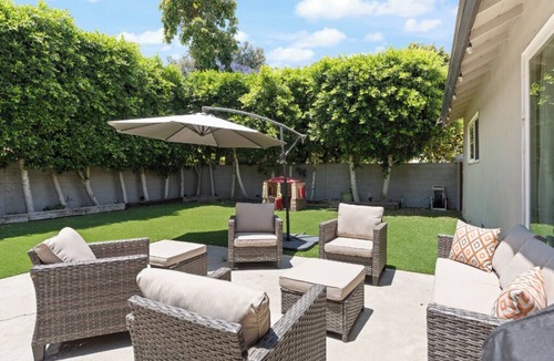 Van Nuys House | Bright Spacious Home With Office, BBQ & Backyard