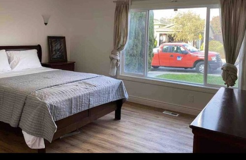 San Pablo House | Bright Spacious Home with Huge Backyard ParK