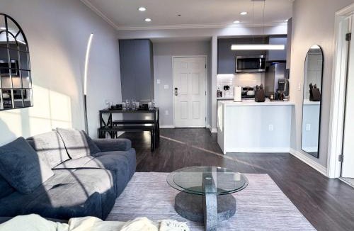 Miracle Mile Apartment | Bright & Spacious in Iconic LA Neighborhood Free parking - 10mins to Cedars