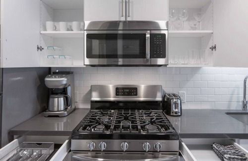 City West Apartment | Bright Studio Downtown, Gym, near Wilshire, by Blueground