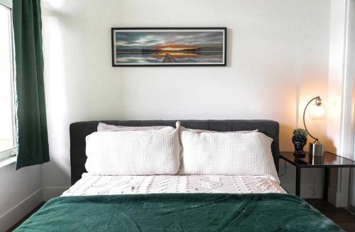 Hollywood Apartment | Bright & Stylish 1-Bedroom, Walk to Netflix, Perfect for Long Stays FREE PARKING