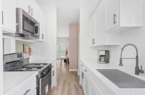 Westwood Apartment | Bright Westwood 2BR nr Westwood Village, by Blueground