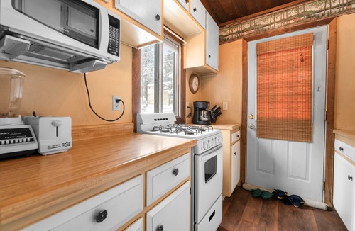 Big Bear Lake House | Brown Bear Inn - Couples Cabin, Walk to Zoo & Ski Shuttle, Barbecue