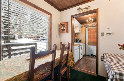 Big Bear Lake House | Brown Bear Inn - Couples Cabin, Walk to Zoo & Ski Shuttle, Barbecue
