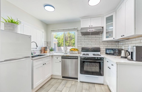 Alhambra Apartment | Bungalow in Quiet, Safe Neighborhood King-Bed Near Downtown LA and OT Pasadena !