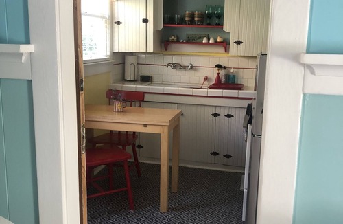 South Redondo Cottage | Burnham Beach Cottages #2-Block to Beach!