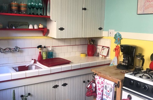 South Redondo Cottage | Burnham Beach Cottages #2-Block to Beach!