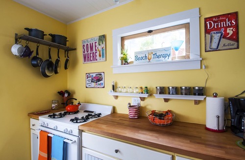 South Redondo Cottage | Burnham Beach Cottage #3- Block To Beach!