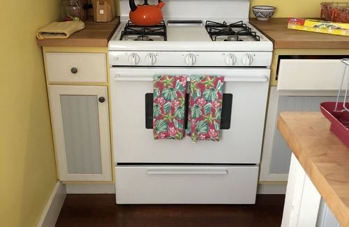 South Redondo Cottage | Burnham Beach Cottage #3- Block To Beach!