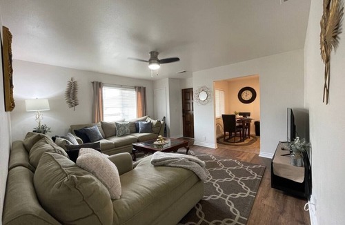 Riverside House | Business Class/Family Vacation/Large Backyard