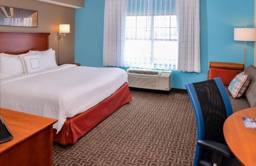 Thousand Oaks House | Business Lodging in Thousand Oaks! 4 units w/Work Space, Full Kitchen, Pool
