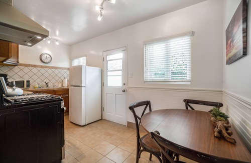 South Redondo Apartment | #C Updated 2 bed, 1 block to Beach, Esplanade, Riviera Village shopping!