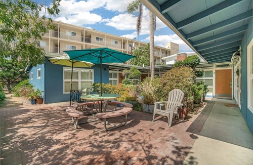 South Redondo Apartment | #C Updated 2 bed, 1 block to Beach, Esplanade, Riviera Village shopping!