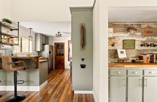 Blue Jay House | 🌲Cabin in the Pines🌲 Outdoor Soaking Tubs, Firepit, Arcade Room