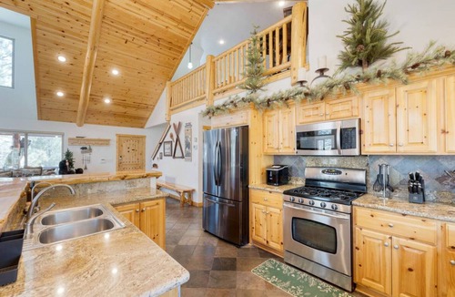 Castle Glen Estates Cabin | Cabin with Pool Table, BBQ, and S'mores Firetable