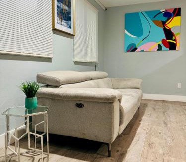 Los Angeles Hostel | California Castle - Fashion District - DTLA - Flexible