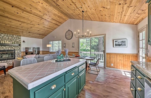 Twin Peaks Cabin | Calming Twin Peaks Family Retreat w/Views!