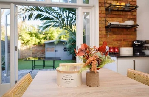 Camberwell House | Camberwell Oasis: Spacious 3-Bed, 3-Bath - Hot Tub –15 Mins to Central London