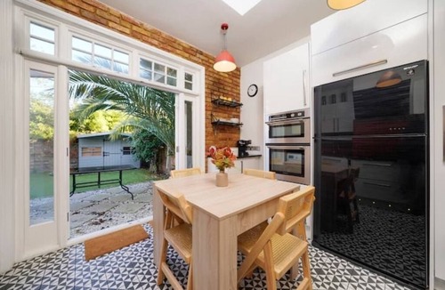 Camberwell House | Camberwell Oasis: Spacious 3-Bed, 3-Bath - Hot Tub –15 Mins to Central London