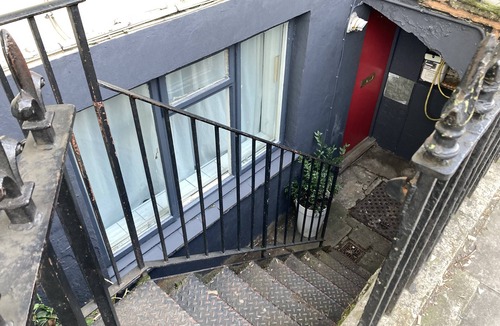 Camden Town with Primrose Hill Apartment | Camden Garden Flat | Quiet | With Books & Full of Art & Colour | & Pet Friendly!