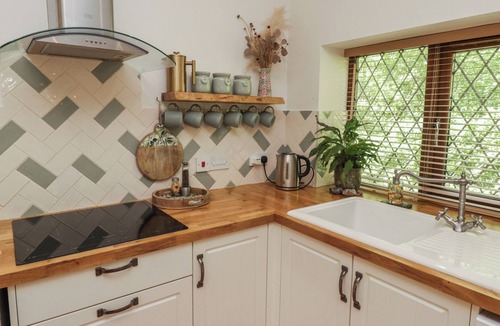 Bridgend Cottage | CÂN YR ADAR, pet friendly, character holiday cottage in Llangeinor