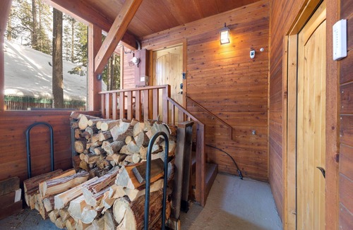 Donner Lake Woods House | Canyon Chalet by Tahoe Getaways - 4 BR, SKI LEASE, Walk to Donner