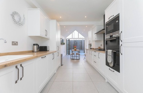 Newquay City Centre House | CAPTAIN'S WALK, family friendly, luxury holiday cottage in Newquay
