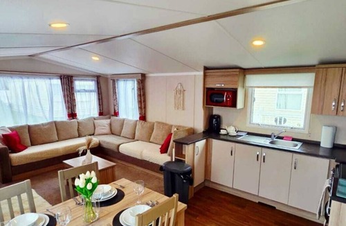 Barton-on-Sea House | Caravan by the sea with direct access to the beach. Pet friendly!