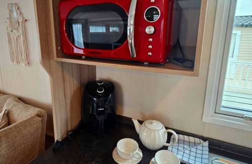 Barton-on-Sea House | Caravan by the sea with direct access to the beach. Pet friendly!