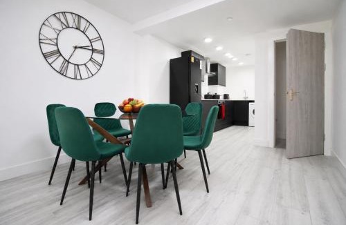 Rumney Apartment | Cardiff Bloc by Prime Stays - 4 Bedroom Ensuite Studios & Big Lounge with Garden for Groups & Contractors
