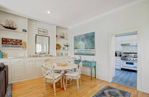 West Beach House | "Casa Azzurra" Dog Friendly! Heart of West Beach - walk to everything, patios and A/C!