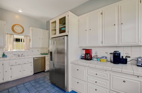 West Beach House | "Casa Azzurra" Dog Friendly! Heart of West Beach - walk to everything, patios and A/C!