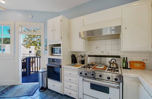 West Beach House | "Casa Azzurra" Dog Friendly! Heart of West Beach - walk to everything, patios and A/C!