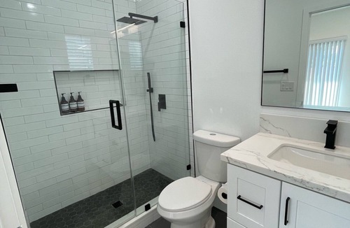 Fairhaven House | CASA DE COMFORT, Charming 2-bedroom house with AC, WiFi in Santa Ana