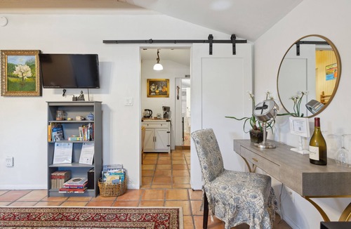 Mira Monte Apartment | Casa Esquina: Cozy Studio in the Ojai Valley's “Mo Town”
