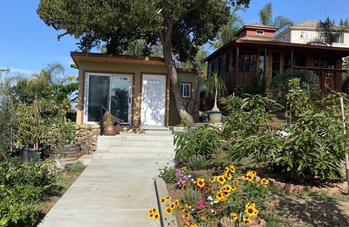 Vista Cottage | Casita w/Mountain Views, kitchenette, bathroom,queen bed, 20 min to the beach