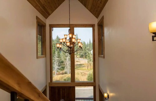 Mountain View Estates House | Castle-Cabin a Custom Vacation Home - Brand New.nn