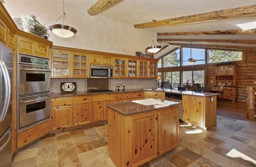 Castle Glen Estates Cabin | Castle Glen Gem by Destination Big Bear : Luxury! Game Room featuring a Pool Table! Amazing Mountain Views! WiFi!