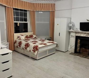 North Finchley Apartment | Caterine lodge