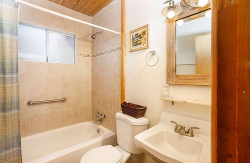 Twin Peaks Hotel | Cedar Creek Cottage - Three-Bedroom | Five Beds | 2 Full Bathrooms | Sleeps Eight