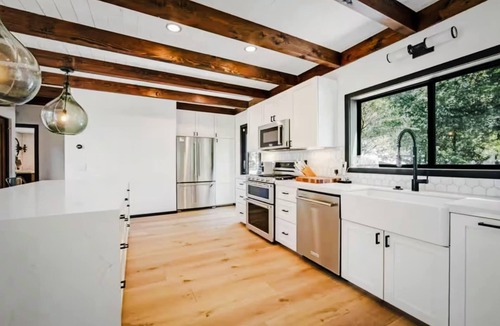 Idyllwild House | Cedar Haus: Modern Family Haven w Game Room, Hot Tub, EV Charger, Fully Fenced Y