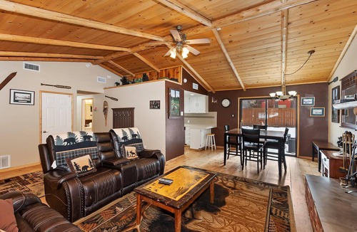 Fox Farm Cabin | Cedar Pines Cabin by Destination Big Bear : Close to Bear Mountain! Cable! Propane BBQ! Air Hockey! Internet! Fenced Yard!