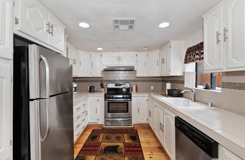 Fox Farm Cabin | Cedar Pines Cabin by Destination Big Bear : Close to Bear Mountain! Cable! Propane BBQ! Air Hockey! Internet! Fenced Yard!