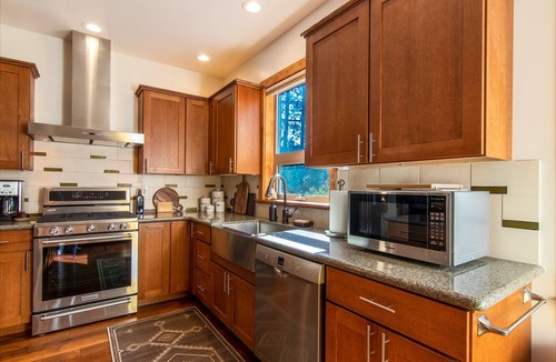 Fern Valley House | CedarMoon: modern retreat - near town + trails