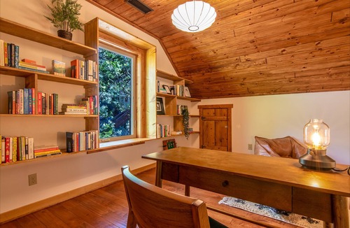 Fern Valley House | CedarMoon: modern retreat - near town + trails