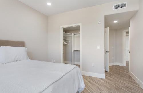La Brea Hotel | Central 2Bedroom 5 mins To Grove with Pool & Free Parking