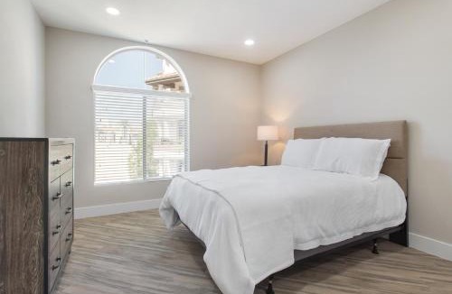 La Brea Hotel | Central 2Bedroom 5 mins To Grove with Pool & Free Parking