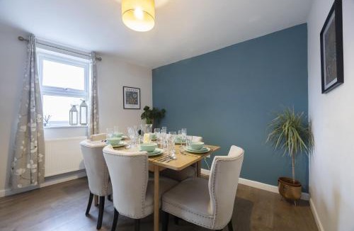 Gloucester House | Central 5 Bedroom Home Close to Gloucester City
